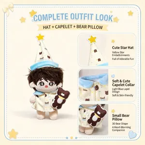 Detalle de ropa para muñeca de 10cm con gorro de estrella, capa y cojín de oso.