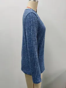 Detaillierte Seitenansicht eines blauen Langarm-Strickoberteils mit Rippmuster.