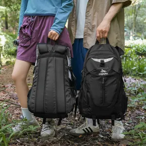 Vue détaillée de deux sacs à dos de randonnée noirs dans un cadre forestier