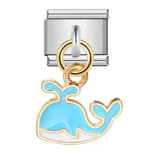 Gros plan d'un pendentif baleine en émail bleu pour bracelet modulaire italien en acier inoxydable