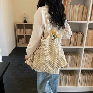 Vista dettagliata della borsa a rete in stile francese per un look da vacanza boho