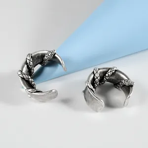 Dettaglio ravvicinato di orecchini a serpente in argento vintage con finitura invecchiata