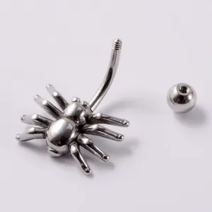 Vista detallada de un piercing para el ombligo de acero inoxidable con araña