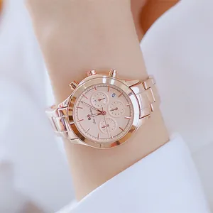 Elegante reloj para mujer en oro rosa con correa de acero y diseño de cronógrafo.