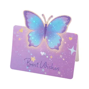 Elegante tarjeta de felicitación 3D con mariposa púrpura y detalles de estrellas láser