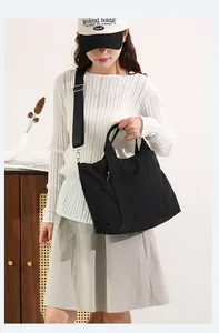 Borsa tote grande in nylon nero per donna, perfetta per la scuola o il pendolarismo