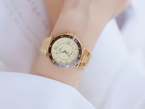 Primer plano del reloj BS Bee Sister para mujer en acero inoxidable dorado con fecha