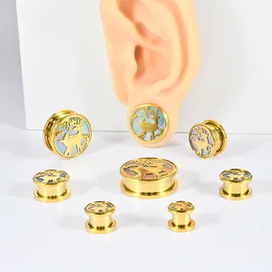 Detailansicht goldene Edelstahlohrstöpsel mit Hirschdesign und Muscheleinlage