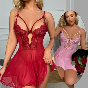 Nahaufnahme von roter und rosa sexy Spitzen-Dessous mit eleganten Schleifendetails