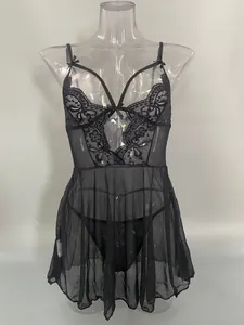 Detailansicht eines schwarzen sexy Spitzen-Lingerie-Nachthemds mit Netzrock und Schleifen.