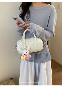 Sac à main bowling blanc chic pour femmes, sac oreiller rétro bandoulière avec joli pendentif lapin.