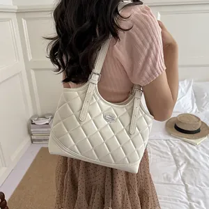 Detailansicht der weißen gesteppten Umhängetasche mit eleganten silbernen Beschlägen