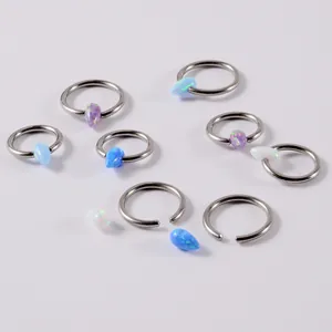 Makroansicht von Titan BCR Körperschmuck mit bunten Opal Tropfenperlen.