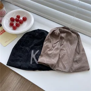 Due berretti slouchy sottili da donna con motivo a lettera K nei colori nero e talpa