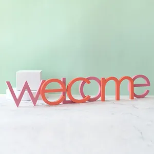 Lettres décoratives WELCOME en bois rose et orange pour une décoration moderne
