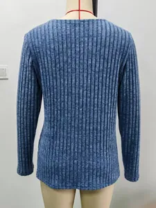 Rückansicht eines blauen gerippten Strick-Langarm-Tops an einer Puppe