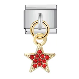 Vue détaillée d'un charm étoile dorée avec pierres rouges pour bracelet modulaire italien