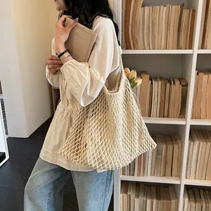 Dettaglio della borsa a tracolla intrecciata traforata francese per un look vacanza
