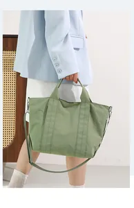 Borsa tote casual in nylon verde di grande capacità mostrata in una scena quotidiana
