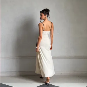 Achteraanzicht van elegante witte maxi-jurk in Franse stijl met zwart kantwerk
