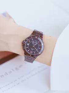 Vista detallada del reloj BS Bee Sister para mujer en acero negro y oro rosa en la muñeca