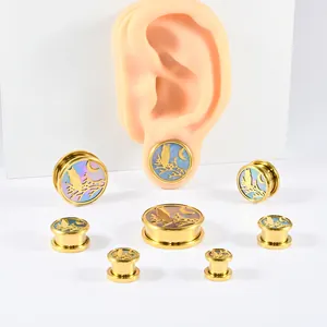 Detailansicht von goldenen Eulen- und Mond-Ohrplugs aus Edelstahl in verschiedenen Größen