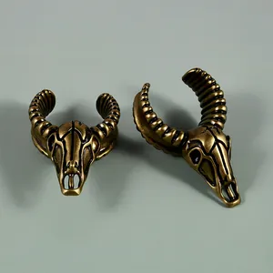 Gros plan détaillé de crochets d'oreilles en laiton tête de mouton vintage sculptés