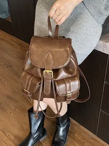 Vintage bruine leren rugzak voor dames met een handig ontwerp met meerdere zakken.