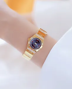 Luxe gouden dameshorloge met glinsterende strass steentjes en een stijlvolle wijzerplaat