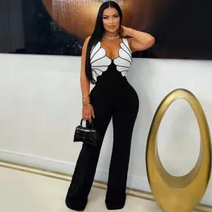 Combinaison noire sans manches élégante avec un corsage blanc à détails uniques.