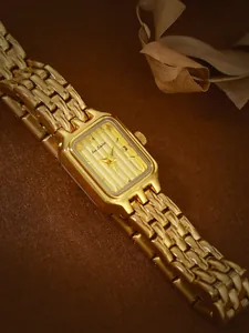 Nahaufnahme der eleganten goldenen Bee Sister Uhr mit rechteckigem Vintage-Zifferblatt
