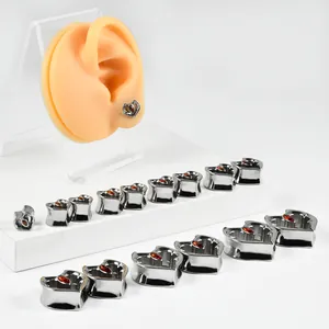Silberne herzförmige Ohr-Plugs aus Edelstahl mit rotem Edelstein in den Größen 8-25 mm