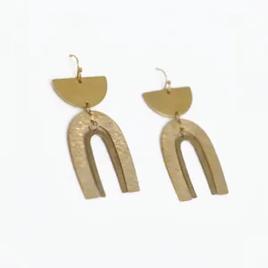 Boucles d'oreilles pendantes bohèmes dorées avec une texture en métal brossé minimaliste
