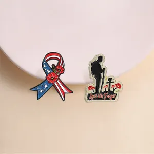 Detalle de pines de esmalte conmemorativos de cinta de amapola y silueta de soldado