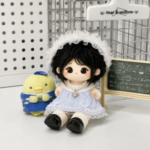 Gedetailleerd overzicht van 10cm kanten meid doll outfit met blauwe jurk en parelketting