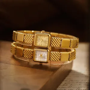 Elegante reloj dorado vintage con caja cuadrada y brazalete de metal clásico Bee Sister.