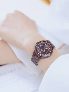Primer plano de reloj BS Bee Sister de acero negro y oro rosa en la muñeca