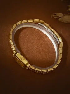 Detaillierte Seitenansicht des eleganten goldfarbenen Vintage-Damenarmbanduhr-Modells
