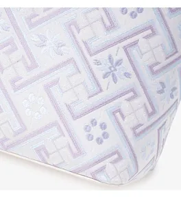 Macro-opname van het verfijnde jacquard geweven patroon op een stijlvolle dames shopper.