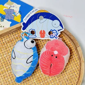 Vue détaillée de porte-clés en peluche créatifs poisson et viande dans un panier en bambou