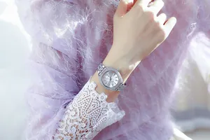 Primer plano del reloj de lujo BS para mujer en plata con bisel de cristal y encaje