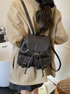 Minimalistische stijlvolle zwarte leren rugzak met meerdere zakken voor dames op model