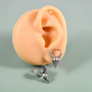 Détail de jauges d'oreilles tête de mouton en argent vintage sur un modèle d'oreille