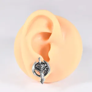 Dettaglio dilatatore orecchio in acciaio inox stile gotico su modello in silicone