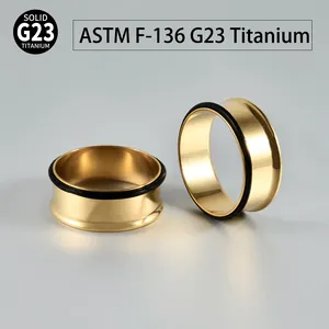 Détail de tunnels d'oreille dorés en titane G23 à évasement simple, norme ASTM F-136