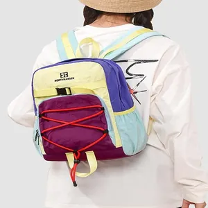 Großer mehrfarbiger Outdoor-Wanderrucksack mit Kordelzug und verstellbaren Trägern