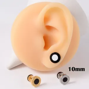 10mm roestvrijstalen oorknopjes met Grieks patroon en zwart email op een oormodel