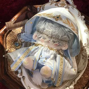 Détail de tenue poupée 20cm cape Oracle Voyant avec broderies d'or et bandeau en dentelle