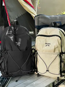 Sacs à dos de camping extérieurs durables en noir et beige à carreaux dans un décor naturel