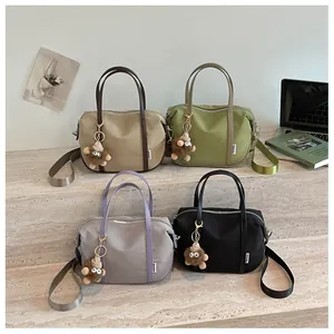 Photo de groupe de sacs fourre-tout en nylon beige, vert, gris et noir